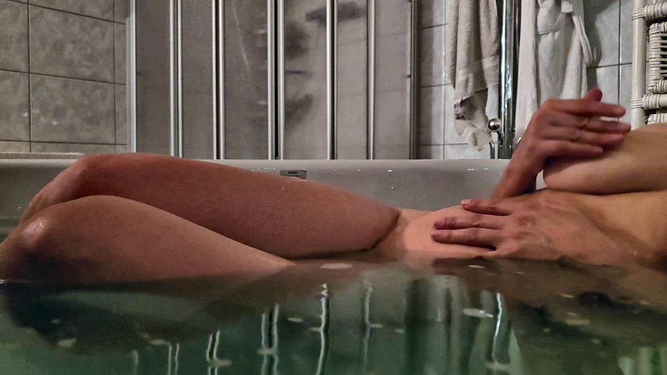 Touching and philosophizing in the bathtub, female eroticism